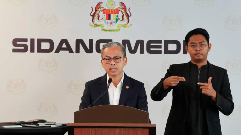 Menteri Komunikasi merangkap jurucakap Kerajaan Perpaduan Datuk Fahmi Fadzil (kiri) ketika sidang media mingguan Kabinet di Menara Komunikasi hari ini. - BERNAMA