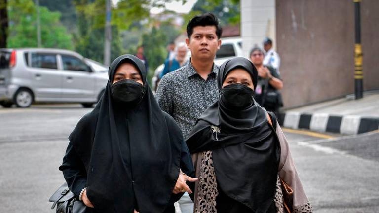 Ibu bapa Zayn Rayyan Abdul Matin, Zaim Ikhwan Zahari (belakang) bersama Ismanira Abdul Manaf (kiri) - BERNAMApix