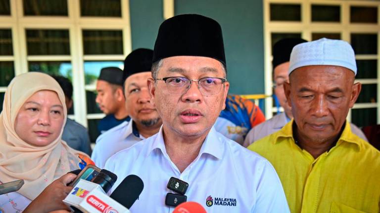 Menteri di Jabatan Perdana Menteri (Hal Ehwal Agama), Datuk Dr Mohd Na’im Mokhtar (tengah) bercakap kepada media semasa menziarahi rumah penuntut Universiti Pendidikan Sultan Idris (UPSI) Allahyarham Nurly Shahirah Azman yang terkorban dalam nahas bas membawa pelajar UPSI di Gerik pada awal bulan Jun lalu di Tanah Perkuburan Islam Kampung Gong Pasir, Kerandang hari ini - BERNAMA