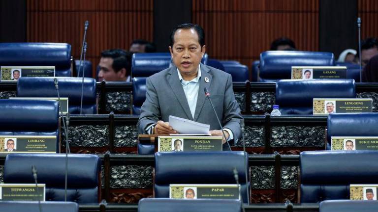 Timbalan Menteri Kerja Raya Datuk Seri Ahmad Maslan pada sesi jawab lisan ketika Mesyuarat Pertama Penggal Keempat Parlimen ke-15 di Dewan Rakyat hari ini. - fotoBERNAMA