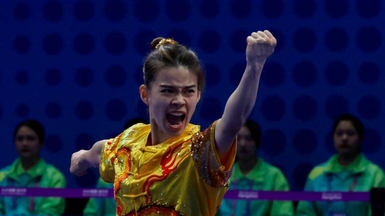 Atlet Wushu Kebangsaan Tan Cheong Min ketika beraksi pada acara akhir Nanquan dan Nangun sempena Sukan Asia Hangzhou 2022 di Pusat Sukan Xiaoshan Guali hari ini - fotoBERNAMA