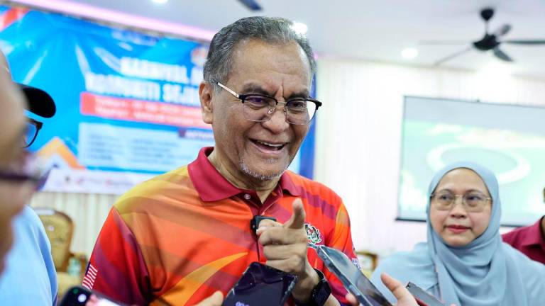Menteri Kesihatan, Datuk Seri Dr Dzulkefly Ahmad ketika ditemui media selepas Karnival Minda Sihat, Komuniti Sejahtera DUN Paroi di Masjid Kariah Taman Bandar Senawang hari ini. fotoBERNAMA