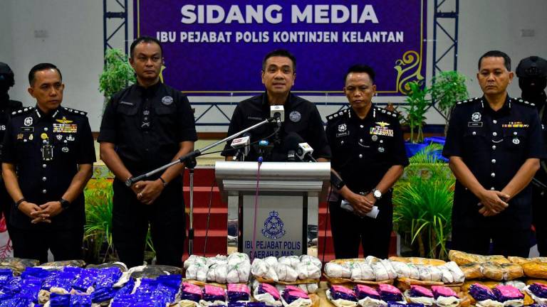 Pemangku Pengarah Jabatan Siasatan Jenayah Narkotik Bukit Aman Datuk Mat Zani @ Mohd Salahuddin Che Ali (tengah) pada sidang media