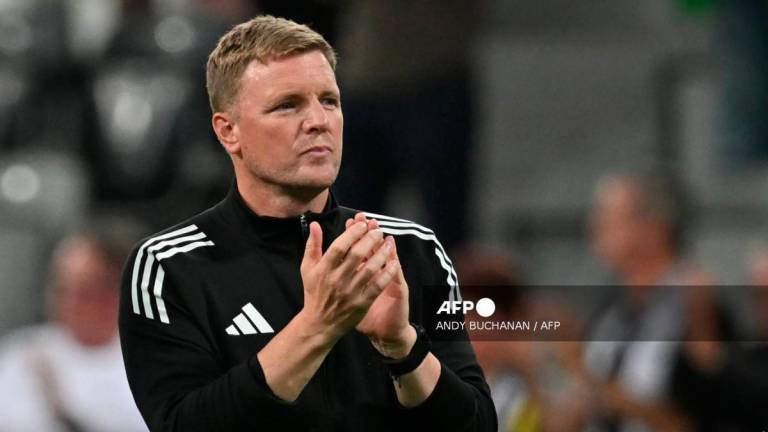 Newcastle United's English head coach Eddie Howe applauds fans on the pitch after the English Premier League football match between Newcastle United and Liverpool at St James' Park in Newcastle-upon-Tyne, north east England on August 25, 2025. Liverpool won the game 3-2. - AFPPIX