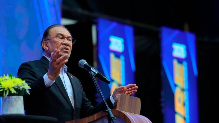 Perdana Menteri Datuk Seri Anwar Ibrahim menyampaikan ucapan pada majlis perasmian penutupan International Young Future Leaders Summit (iFUTURE) 2025 di Dewan Merdeka, Pusat Dagangan Dunia Kuala Lumpur hari ini. - BERNAMA