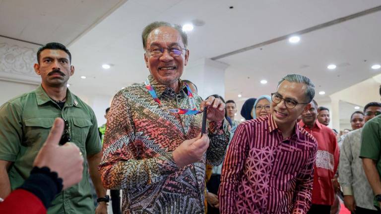 Perdana Menteri Datuk Seri Anwar Ibrahim menunjukkan pas media yang disampaikan Menteri Komunikasi Datuk Fahmi Fadzil ketika menghadiri Majlis Kemuncak HAWANA 2025 di Pusat Dagangan Dunia Kuala Lumpur (WTCKL) hari ini fotoBERNAMA