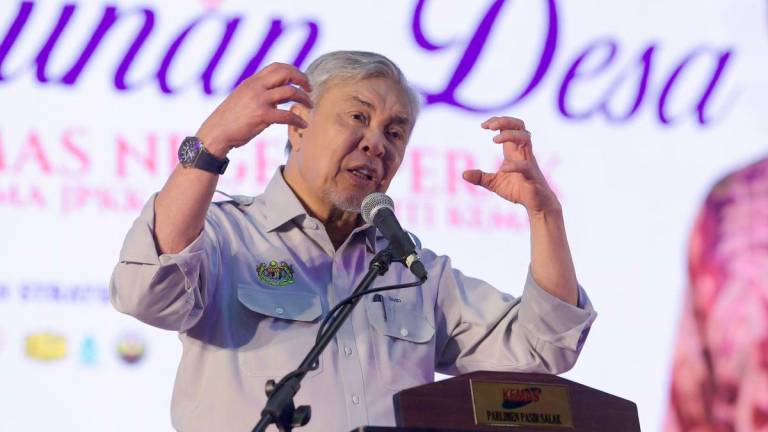 Deputy Prime Minister Datuk Seri Dr Ahmad Zahid Hamidi, who is also the Minister of Rural and Regional Development, delivering his speech when officiating the Perak State KEMAS Village Outreach Programme with JPKK and the KEMAS community at the Dewan Besar Bandar Baru Felcra Seberang Perak here today. - BERNAMA