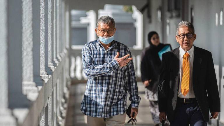 Bekas Menteri Besar Perlis Datuk Seri Azlan Man (kiri) hadir pada perbicaraan kesnya berhubung 10 pertuduhan berkaitan tuntutan palsu dan penerimaan wang hasil aktiviti haram di Mahkamah Sesyen Kuala Lumpur hari ini - fotoBERNAMA