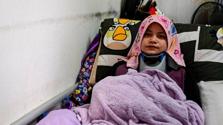 Penuntut Universiti Pendidikan Sultan Idris (UPSI) Nor Erika Elysha Mohd Zaidi, 21, yang cedera parah dalam kemalangan bas persiaran di Gerik, Perak pada 9 Jun lalu, ketika ditemui di Kampung Alor Belanga hari ini - fotoBERNAMA