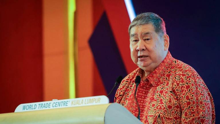 Presiden Institut Akhbar Malaysia (MPI) Datuk Yong Soo Heong menyampaikan ucapan pembukaan Forum HAWANA 2025 sempena Hari Wartawan Nasional (HAWANA) 2025 di Pusat Dagangan Dunia Kuala Lumpur (WTCKL) hari ini. fotoBERNAMA