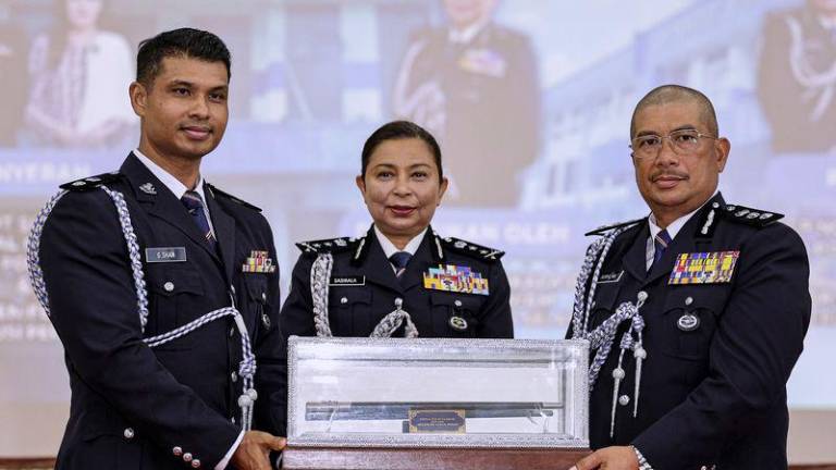 Timbalan Ketua Polis Selangor Datuk S. Sasikala Devi (tengah) menyaksikan penyerahan tongkat kuasa daripada Timbalan Ketua Polis Daerah Sepang Supt Shan Gopal Krishnan (kiri) kepada Ketua Polis Daerah Sepang yang baharu ACP Norhizam Bahaman pada Majilis Serah Terima Tugas Ketua Polis Daerah Sepang di Ibu Pejabat Polis Daerah (IPD) Sepang, hari ini. - fotoBERNAMA