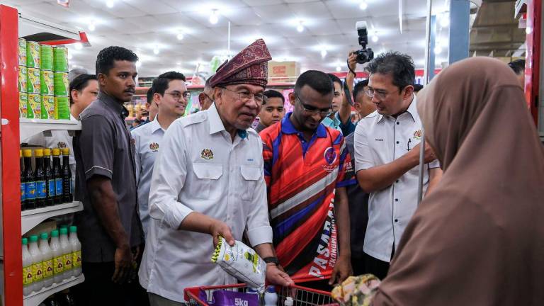 Perdana Menteri Datuk Seri Anwar Ibrahim beramah mesra bersama pengunjung pada Program Outreach Sumbangan Asas Rahmah (SARA) 2025 di sebuah pasar raya di sini hari ini -fotoBERNAMA