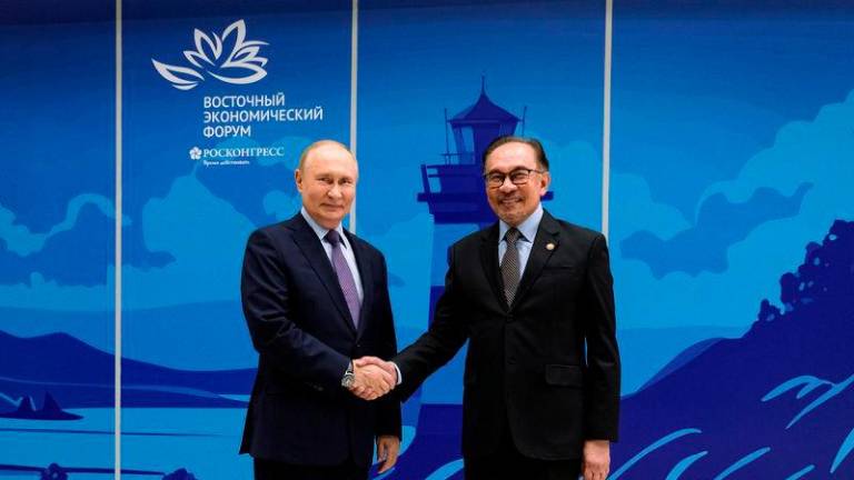 Presiden Rusia Vladimir Putin dan Perdana Menteri Datuk Seri Anwar Ibrahim - fotoBERNAMA