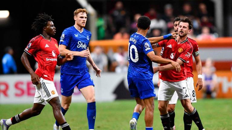 Iliman Ndiaye and Jake O’Brien of Everton argue with Patrick Dorgu and Mason Mount of Manchester United during the Premier League Summer Series match between Manchester United and Everton FC. - AJ Reynolds/Getty Images/AFP