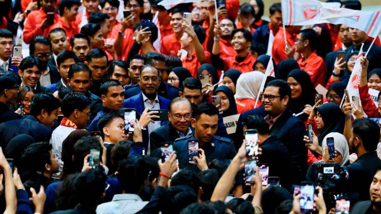 Perdana Menteri Datuk Seri Anwar Ibrahim menyantuni pelajar-pelajar yang hadir pada majlis perasmian penutupan International Young Future Leaders Summit (iFUTURE) 2025 di Dewan Merdeka, Pusat Dagangan Dunia Kuala Lumpur hari ini. - BERNAMA