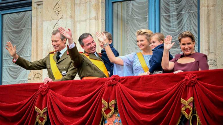 Luxembourg’s Grand Duke Guillaume (2nd L) and Duchess Stephanie (3rd R) hold their sons Charles (3rd L) and Francois (2nd R) as they wave with Grand Duke Henri (L) and Duchess Maria Teresa (R) from the balcony of the Grand Ducal Palace after being sworn-in as Grand Duke Head of State and Duchess of Luxembourg in Luxembourg city on October 3, 2025. (Photo by NICOLAS TUCAT / AFP)