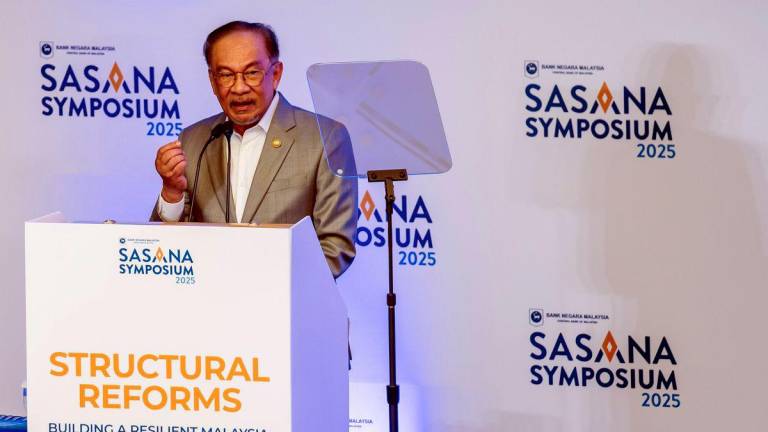 Prime Minister Datuk Seri Anwar Ibrahim delivers his keynote address at the Sasana Symposium 2025 here today. - BERNAMAPIX