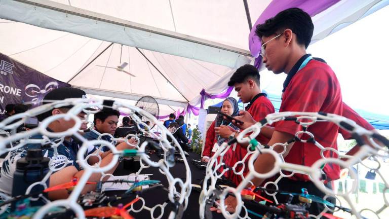 Peserta dron perlu mengendalikan dron melalui halangan yang ditetapkan dalam pertandingan Dron JuniorSkills sempena Program MADANI Rakyat (PMR) 2025 Negeri Sembilan di Dataran Nilai hari ini-fotoBERNAMA