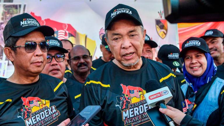 Timbalan Perdana Menteri Datuk Seri Dr Ahmad Zahid Hamidi menjawab pertanyaan wartawan pada Kembara Merdeka Akar Umbi 2.0 di Dataran Majlis Perbandaran Jempol, hari ini -fotoBERNAMA