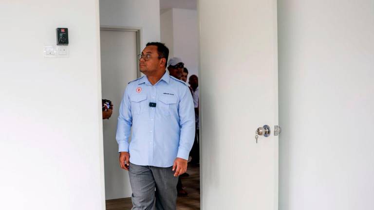 Selangor Menteri Besar Datuk Seri Amirudin Shari inspected the reconstruction and repair works of the houses of victims affected by the explosion and fire incident in Putra Heights last April, at Kampung Kuala Sungai Baru today. – BERNAMA