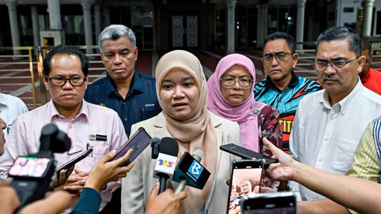 Menteri Pendidikan Fadhlina Sidek menjawab pertanyaan wartawan pada sidang media berhubung kejadian kematian seorang murid Tahun Empat di sebuah sekolah pada Oct 1, 2025 - BERNAMA