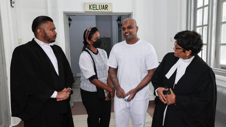 Mahkamah Tinggi hari ini melepas dan membebaskan buruh M.Jaykumar, 39, (dua, kanan) daripada tuduhan membunuh seorang ibu tunggal dan rakan lelakinya di sebuah flat di Taman Ungku Aminah, Skudai di sini, tujuh tahun lalu. - BERNAMA