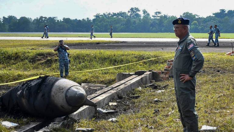 Panglima Tentera Udara, Jeneral Datuk Seri Muhammad Norazlan Aris ketika meninjau lokasi insiden Kemalangan Pesawat F/A-18D Hornet di Pangkalan Udara Tentera Udara Diraja Malaysia (TUDM) Kuantan disini hari ini- fotoBERNAMA