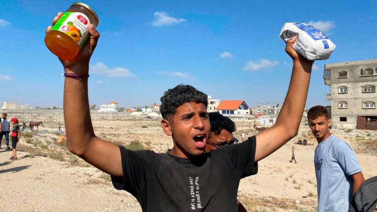 Displaced Palestinians receive food packages from a US-backed foundation pledging to distribute humanitarian aid in western Rafah in the southern Gaza Strip on May 27, 2025. AFPpix