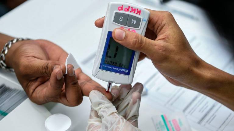 Sebahagian pengunjung tidak melepaskan peluang melakukan pemeriksaan kesihatan secara percuma di reruai Kementerian Kesihatan Malaysia sempena Program MADANI Rakyat 2025 Kedah di Kompleks Sukan Majlis Daerah Baling hari ini. - BERNAMA
