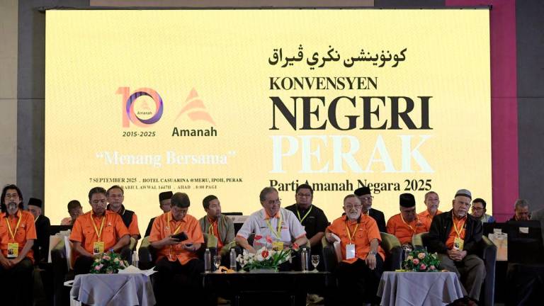 Naib Presiden Amanah Datuk Seri Dr Dzulkefly Ahmad (tengah) hadir pada Perasmian Konvensyen Negeri Perak Parti Amanah Negara 2025 hari ini. - BERNAMA
