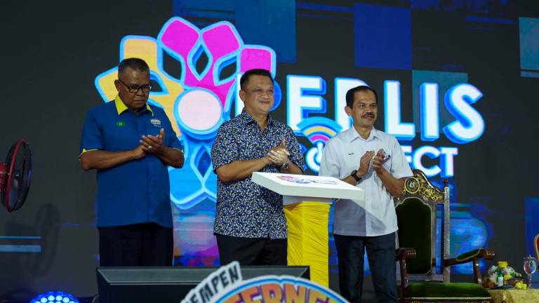 Raja Muda Perlis Tuanku Syed Faizuddin Putra Jamalullail (tengah) berkenan merasmikan Program Perlis Connect di Padang Besar Street hari ini. Turut hadir, Ketua Setiausaha Kementerian Komunikasi Datuk Seri Mohamad Fauzi Md Isa (kanan), Speaker Dewan Undangan Negeri Rus’sele Eizan (kiri) - fotoBERNAMA