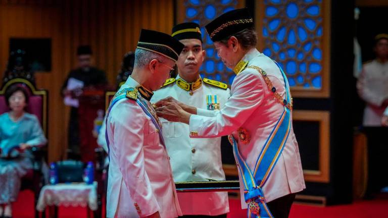 Yang Dipertua Negeri Pulau Pinang Tun Ramli Ngah Talib (kanan) mengurniakan Darjah Panglima Pangkuan Negeri (DPPN) yang membawa gelaran Datuk Seri kepada Menteri Pelaburan, Perdagangan dan Industri, Tengku Datuk Seri Zafrul Abdul Aziz pada Istiadat Penganugerahan Darjah Kebesaran, Bintang dan Pingat Kehormatan Negeri Pulau Pinang sempena Sambutan Hari Ulang Tahun Ke-84 Yang Dipertua Negeri Pulau Pinang semalam-BERNAMA