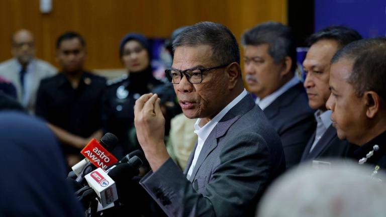 Menteri Dalam Negeri Datuk Seri Saifuddin Nasution Ismail bercakap pada sidang media selepas hadir Perhimpunan Bulanan Kementerian Dalam Negeri hari ini. - fotoBERNAMA