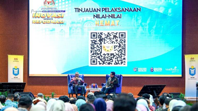 Ketua Pengarah Perkhidmatan Awam (KPPA) Tan Sri Wan Ahmad Dahlan Abdul Aziz (kiri) bercakap ketika sesi Bual Bicara bersama Tan Sri KPPA pada Majlis Pelancaran Dashboard H.E.M.A.T. sempena program Bicara Aspirasi H.E.M.A.T: Aspirasi Menuju Reformasi di Dewan Serbaguna, Institut Tadbiran Awam Negara (INTAN), Bukit Kiara hari ini. - BERNAMA
