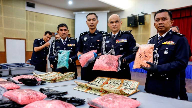 Ketua Polis Selangor, Datuk Shazeli Kahar, menunjukkan sebahagian barangan rampasan pada sidang media mengenai kejayaan menumpaskan sindiket dadah bernilai RM8.4 juta di sekitar KLIA, Sabak Bernam dan Kajang, di Mes Pegawai Kanan Polis, Ibu Pejabat Polis Kontinjen Selangor, hari ini - fotoBERNAMA