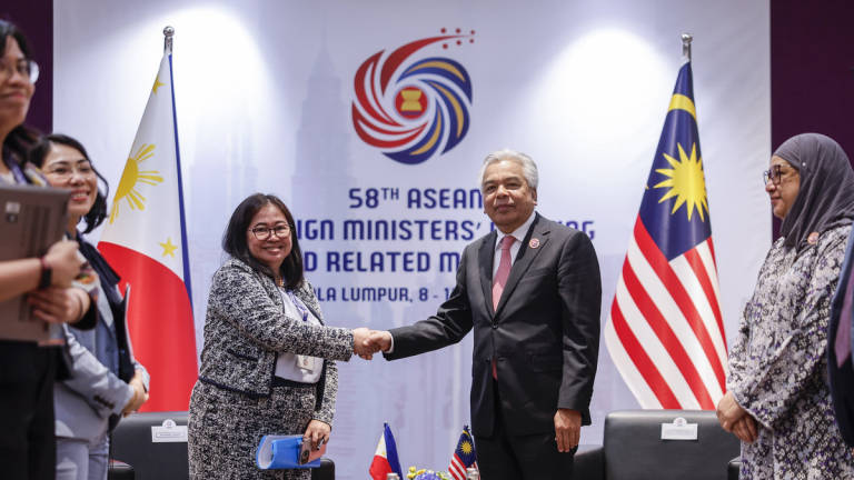 Ketua Setiausaha Kementerian Luar Negeri, Datuk Seri Amran Mohamed Zin (dua dari kanan) berjabat tangan dengan Pemimpin Mesyuarat Pegawai Kanan (SOM) Gantian ASEAN-Filipina, Ana Marie L. Hernando semasa mesyuarat dua hala di sela-sela Mesyuarat Menteri-Menteri Luar ASEAN ke-58 (AMM) dan mesyuarat berkaitan di Pusat Konvensyen Kuala Lumpur (KLCC), hari ini - BERNAMA