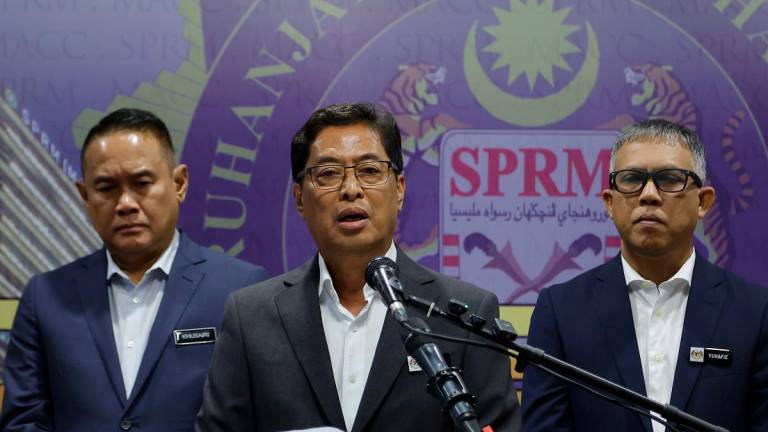 Ketua Pesuruhjaya Suruhanjaya Pencegahan Rasuah Malaysia (SPRM) Tan Sri Azam Baki bercakap pada sidang media mengenai perkembangan terkini beberapa kes rasuah profil tinggi termasuk membabitkan bekas Perdana Menteri, Datuk Seri Ismail Sabri Yaakob di ibu pejabat SPRM hari ini.