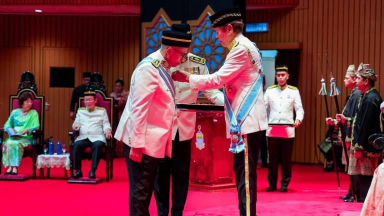 Yang Dipertua Negeri Pulau Pinang Tun Ramli Ngah Talib mengurniakan Darjah Panglima Pangkuan Negeri (DPPN) yang membawa gelaran Datuk Seri kepada Ketua Setiausaha Negara Tan Sri Shamsul Azri Abu Bakar pada Istiadat Penganugerahan Darjah Kebesaran, Bintang dan Pingat Kehormatan Negeri Pulau Pinang sempena Sambutan Hari Ulang Tahun Ke-84 Yang Dipertua Negeri Pulau Pinang hari ini.- fotoBERNAMA