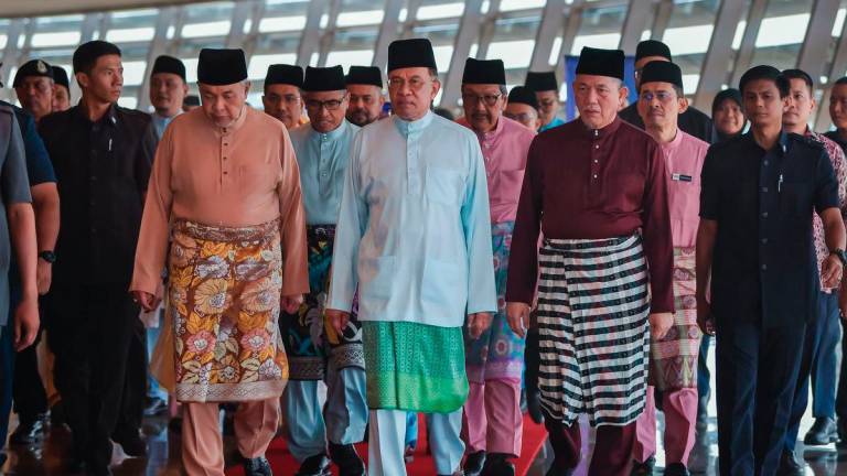 Perdana Menteri Datuk Seri Anwar Ibrahim ketika tiba pada Majlis Amanat Perdana Perkhidmatan Awam (MAPPA) ke-20 “Perkhidmatan Awam MADANI Teras Kecemerlangan” di Pusat Konvensyen Antarabangsa Putrajaya (PICC) hari ini- BERNAMA