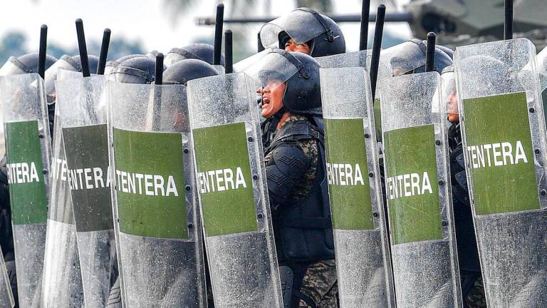 Anggota Angkatan Tentera Malaysia mengawal situasi tegang dalam simulasi demonstrasi Eksesais Perisai Bandar di padang kawad Rejimen Kedua Kor Armor Diraja, Kem Sunggala, hari ini- THESUNFOTO