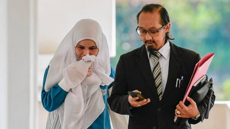 Seorang pembantu kedai pakaian didenda RM14,000 oleh Mahkamah Sesyen di sini selepas mengaku bersalah atas dua pertuduhan membuat dan memulakan penghantaran komunikasi iaitu video yang bersifat lucah menerusi akaun Twitter miliknya, tiga tahun lepas- BERNAMA