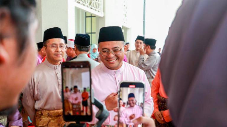 Selangor Menteri Besar Datuk Seri Amirudin Shari (centre)/Amirudin Shari FB