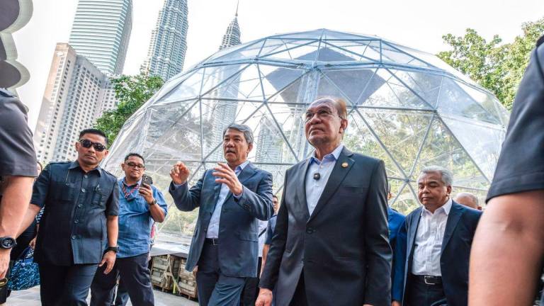 Perdana Menteri Datuk Seri Anwar Ibrahim bersama Menteri Luar Datuk Seri Mohamad Hasan meninjau persiapan Sidang Kemuncak ASEAN ke-47 di Pusat Konvensyen Kuala Lumpur (KLCC) hari ini. - BERNAMA