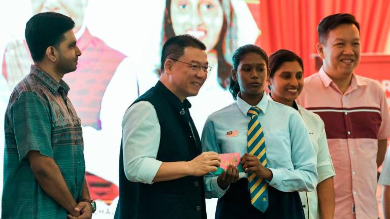 Menteri Perumahan dan Kerajaan Tempatan Nga Kor Ming menyampaikan wang tunai sumbangan Kasih MADANI sempena Deepavali 2025 di sini hari ini- fotoBERNAMA