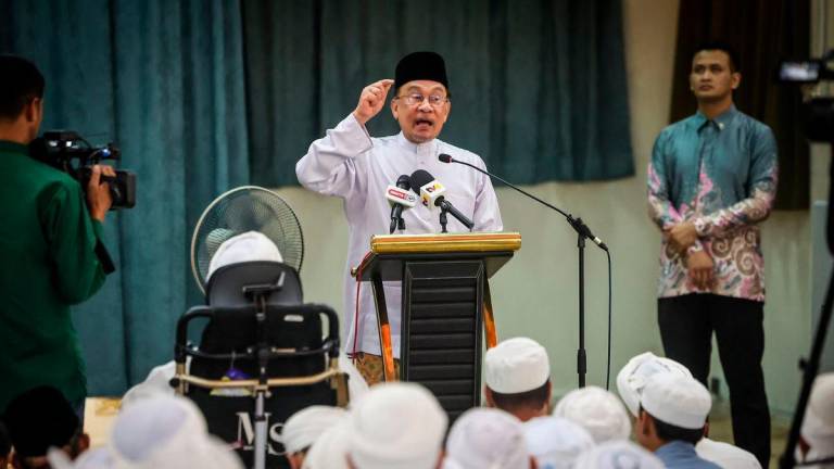 Perdana Menteri Datuk Seri Anwar Ibrahim menyampaikan tausiah selepas menunaikan solat Jumaat pada Program Temu Mesra Jabatan Mufti Wilayah Persekutuan di Masjid Jamek Bandar Baru Seri Petaling, hari ini - fotoBERNAMA
