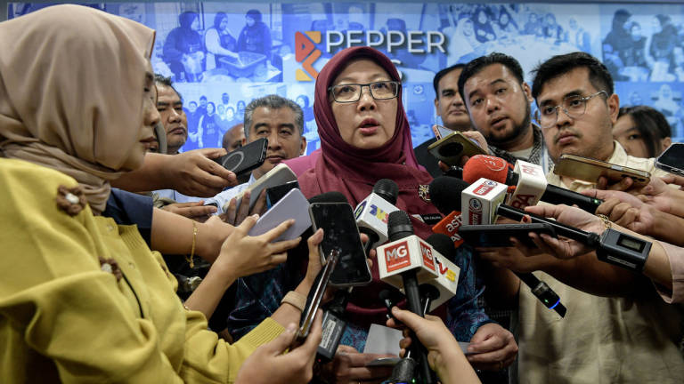 Menteri di Jabatan Perdana Menteri (Wilayah Persekutuan) Datuk Seri Dr Zaliha Mustafa ditemu bual pemberita selepas Majlis Penyerahan Kunci Dapur Digital Wilayah Persekutuan Kuala Lumpur Tahun 2025 di Menara DBKL hari ini. - BERNAMA