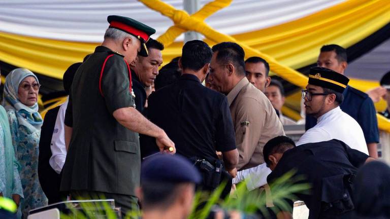 Situasi cemas semasa seorang wanita cuba menyerang Sultan Perak Sultan Nazrin Shah di atas pentas utama ketika sambutan rasmi Hari Kebangsaan Peringkat Negeri Perak hari ini- fotoBERNAMA