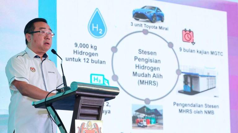 Menteri Sains Teknologi dan Inovasi (MOSTI) Chang Lih Kang ketika berucap pada Majlis Pelancaran Projek Pembangunan Stesen Pengisisan Hidrogen Mudah Alih (MHRS) di tempat letak kereta Presint 2 hari ini.- fotoBERNAMA