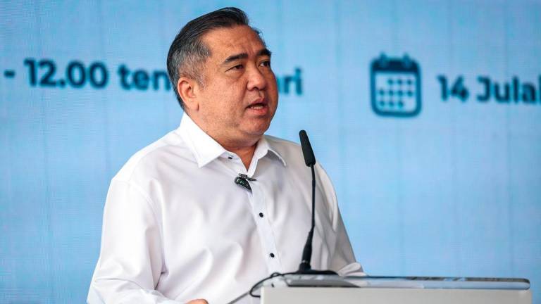 Menteri Pengangkutan Anthony Loke berucap pada program Pengenalan Bas Diesel Baharu Rapid KL dan Rapid Penang di Kompleks Rapid Bas Batu Cave,semalam.