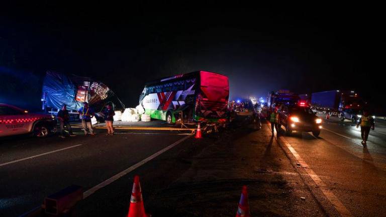 Keadaan semasa kemalangan yang berlaku di Lebuhraya Utara-Selatan sebelum Hentian Rehat dan Rawat Ayer Keroh menuju Arah Utara di sini hari ini. - fotoBERNAMA